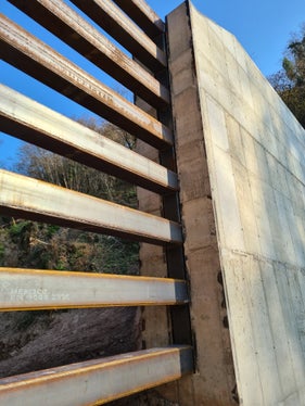 Die neu errichtete Sperre im Fagenbach: acht Meter hoch und bei der Krone eineinhalb Meter breit. (Foto: LPA/Landesamt für Wildbach- und Lawinenverbauung Nord)