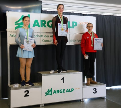 Emily Boscaro (rechts) auf dem dritten Podestplatz in der Kategorie U16 Advanced Novice Mädchen bei den Arge-Alp-Spielen im Eiskunstlauf in Dornbirn. (Foto: FISG Südtirol)