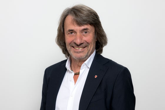 Gesundheitslandesrat Hubert Messner: Dank an außerordentliche Kommissarin Irene Pechlaner. (Foto: LPA/Ivo Corrà). 