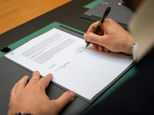 Die Landesräte Daniel Alfreider und Philipp Achammer haben am 28. August eine neue Vereinbarung zur Zusammenarbeit zwischen der Ladinischen Bildungs- und Kulturdirektion und der Deutschen Bildungsdirektion beziehungsweise der Landesdirektion Deutsche und ladinische Musikschule unterzeichnet. (Foto: LPA/Fabio Brucculeri)