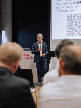 L'assessore Arnold Schuler nel corso del suo intervento al NEST (Foto: ASP/Eurac)