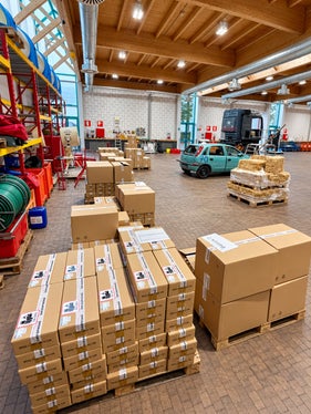 Pulsanti di emergenza presso la sede dell’Unione dei Corpi dei vigili del fuoco volontari dell'Alto Adige a Vilpiano: ordinati per distretto e pronti per essere ritirati. (Foto: USP/Unione dei Corpi dei vigili del fuoco volontari dell'Alto Adige)