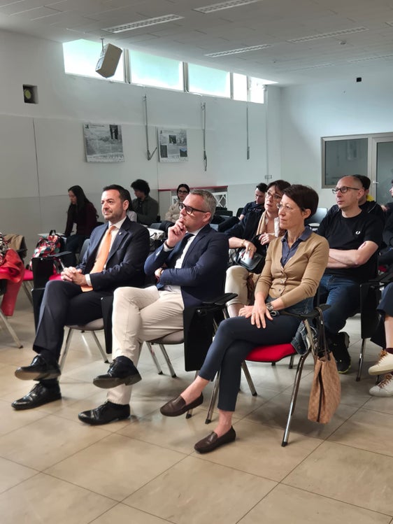 Die Landesräte Christian Bianchi und Marco Galateo und die Direktorin der Abteilung für Denkmalpflege Virna Bussadori bei der Vorstellung der Projekte zur Stadtplanung der Jugendlichen. (Foto: LPA/Gianluca Crocco)