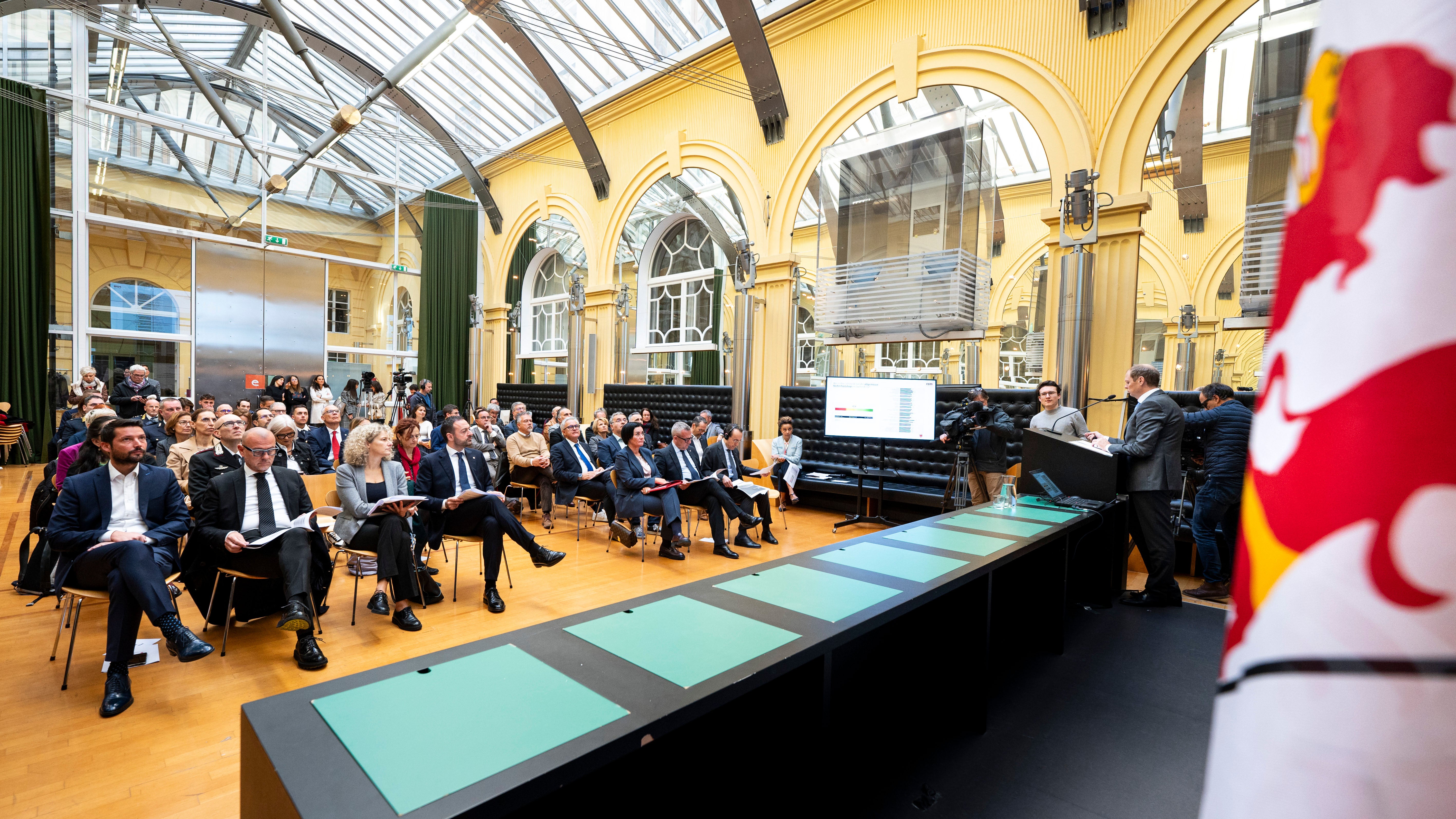 Die allgemeine Sicherheitslage empfinden die Südtirolerinnen und Südtiroler als zufriedenstellend bis gut: Das ist Ergebnis einer repräsentativen Umfrage, die vom Ressort für Wohnbau, Sicherheit und Gewaltprävention in Auftrag gegeben wurde. Die Studie wurde am 28. Oktober im Innenhof des Palais Widmann vorgestellt. (Foto: LPA/Fabio Brucculeri)