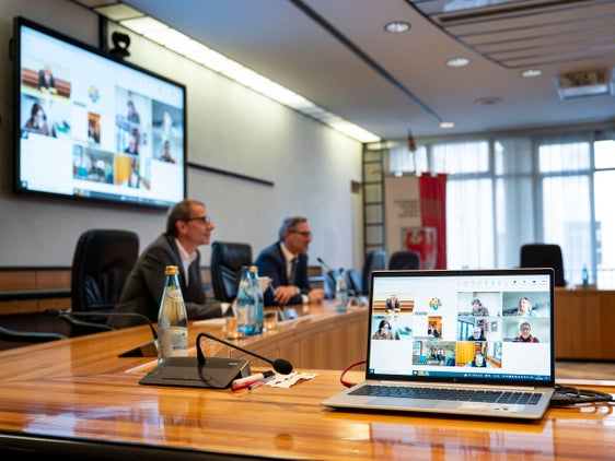 Klaus Unterweger (links), Direktor der Agentur für Bevölkerungsschutz,  und Landeshauptmann und Bevölkerungsschutzlandesrat Arno Kompatscher tauschten sich bei einer Videokonferenz mit den Mitgliedern der Landesleitstelle aus: Nach den Olympischen Winterspielen 2026 in Antholz zog das Gremium eine positive Bilanz und würdigte die professionelle Zusammenarbeit aller beteiligten Organisationen und Einsatzkräfte. (Foto: LPA/Fabio Brucculeri)