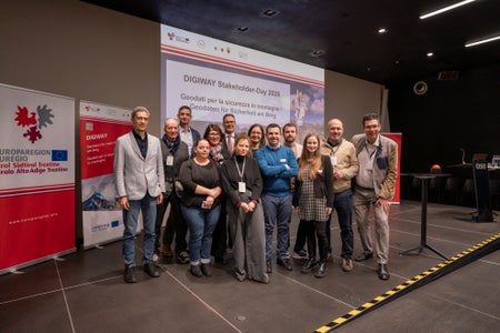 Foto di gruppo con il team del progetto Digiway: (da sinistra) Alessio Bertò (Provincia autonoma di Trento, Servizio Turismo e sport), Christoph Kovacs (Land Tirolo, Ripartizione Organizzazione forestale), Klaus Pietersteiner (Land Tirolo, Ripartizione Protezione delle foreste), Enrica Mauro (Provincia autonoma di Trento, Servizio Turismo e Sport), Renate Marmsoler (Provincia autonoma di Bolzano, Ripartizione Informatica), il presidente Kompatscher, Emma Giacomelli Boldrini (Provincia autonoma di Trento, Servizio Turismo e Sport), Lucia Felbauer (Land Tirolo, Ripartizione Organizzazione forestale), Roberto Cavaliere (NOI Techpark), Filipp Frei (NOI Techpark), Arezia Ronchini (Provincia autonoma di Trento, Servizio Turismo e Sport), Sebastian Mayrgündter (NOI Techpark), Matthias Fink (Euregio Tirolo-Alto Adige-Trentino) (Foto: USP/Daniel von Johnston)