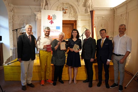 La gioia per il successo della collaborazione culturale: da sinistra il presidente dell'Istituto dei Castelli, barone Carl Philipp Hohenbühel, il presentatore e narratore Patrick Rina, l’esperta di ricerca narrativa Ulrike Kindl, Ruth Morandi (arpa), il segretario generale dell'Euregio Christoph von Ach, André Comploi, direttore della Direzione Istruzione, Formazione e Cultura ladina, e il sindaco di Ponte Gardena Philipp Kerschbaumer (Foto: USP/Guido Steinegger)