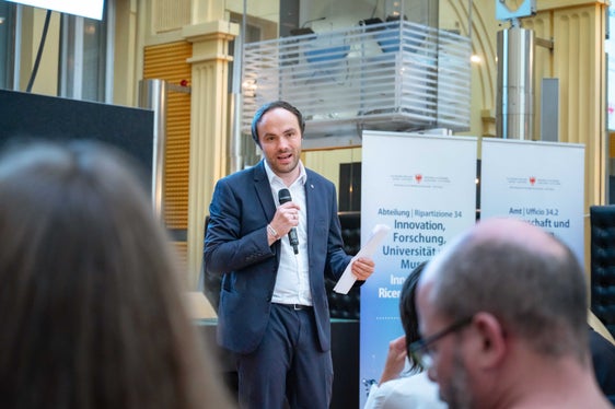 “In sostanza, si tratta di trovare insieme risposte alle grandi sfide sociali e scientifiche”, ha dichiarato l'assessore provinciale Philipp Achammer. (Foto: USP/Greta Stuefer)