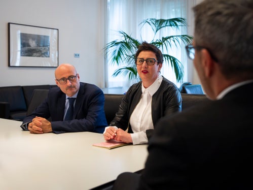 Felice Espro (von links), Vizepräsident des Landesbeirats für Kommunikation, und Judith Gögele, Präsidentin des Landesbeirats für Kommunikation, sprachen mit Landeshauptmann Arno Kompatscher über ausgewogene Berichterstattung in den Medien. (Foto: LPA/Fabio Brucculeri)