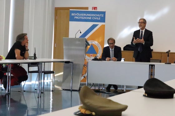 Sottolineare l'importanza della prevenzione: Il ministro  per la Protezione civile Nello Musumeci (in piedi), accanto a lui il direttore dell'Agenzia per la Protezione civile Klaus Unterweger e il primario Marc Kaufmann, direttore del Servizio operativo per il soccorso e la medicina d'urgenza. (Foto: ASP/Maja Clara)