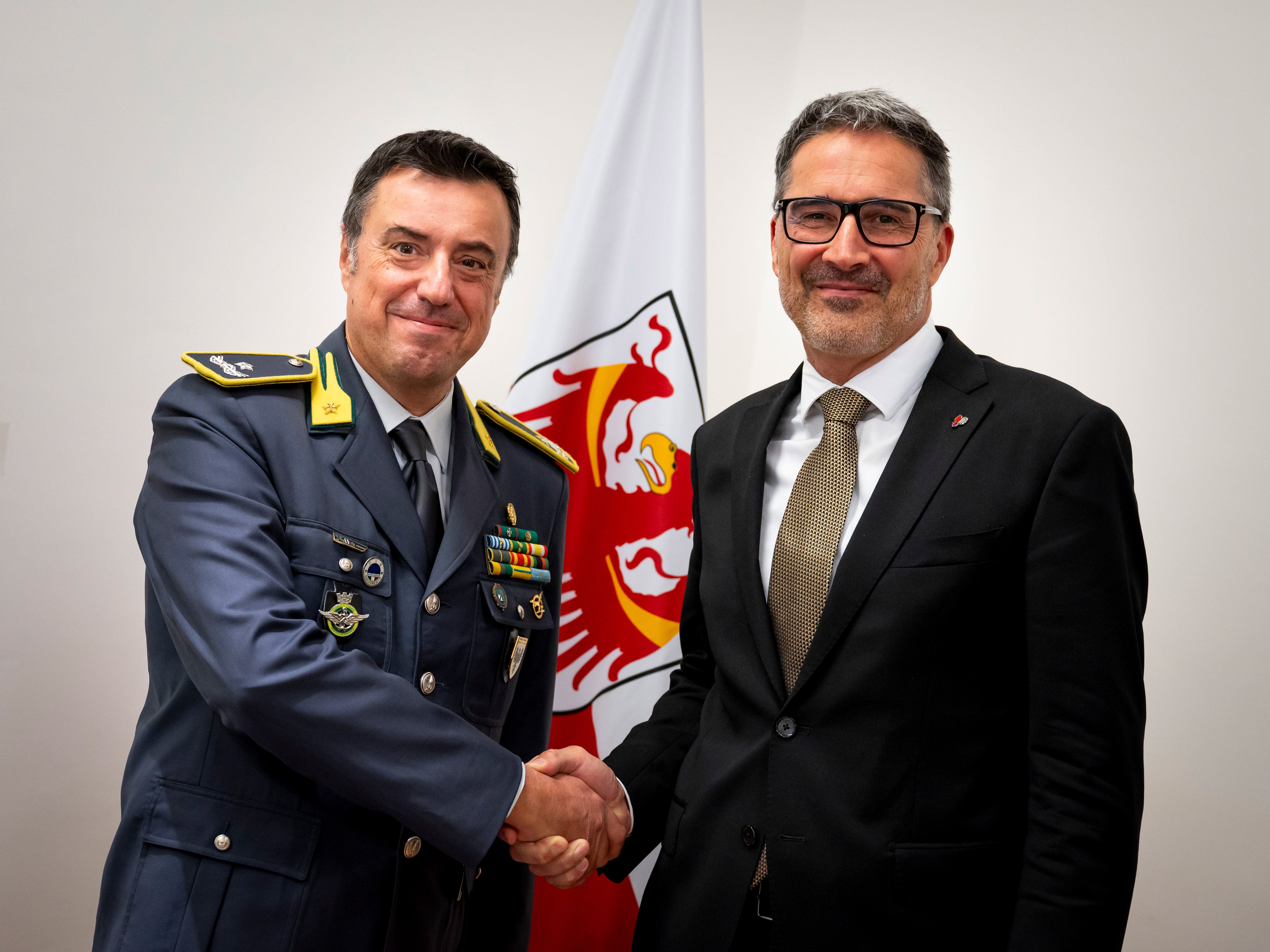 Brigadegeneral Gavino Putzu (links), der neue Regionalkommandant der Finanzpolizei, und Landeshauptmann Arno  Arno Kompatscher, besiegelten mit einem Händedruck die weitere Zusammenarbeit zwischen den beiden Institutionen. (Foto: LPA/Fabio Brucculeri)  