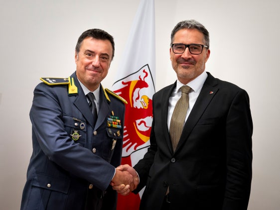 Brigadegeneral Gavino Putzu (links), der neue Regionalkommandant der Finanzpolizei, und Landeshauptmann Arno  Arno Kompatscher, besiegelten mit einem Händedruck die weitere Zusammenarbeit zwischen den beiden Institutionen. (Foto: LPA/Fabio Brucculeri)  