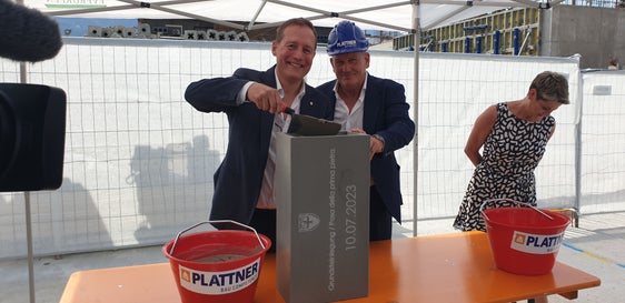 L'assessore provinciale Massimo Bessone posa soddisfatto la prima pietra all'ingresso del nuovo complesso scolastico, che verrà ultimato nel 2025. (Foto: ASP)