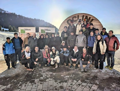 Dieses Gruppenfoto zeigt die  Mannschaft der Fachschule Laimburg, Gastgeber des Euregio-Wintersporttags 2026. (Foto: Fachschule Laimburg)