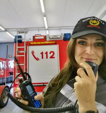 Tutti i 306 corpi dei Vigili del fuoco volontari dell’Alto Adige sono ora dotati di radio digitali: in foto un vigile del fuoco del corpo volontario di Postal (Associazione Provinciale dei Vigili del fuoco/Vigili del fuoco volontari).