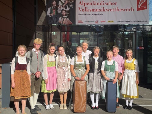 77 Teilnehmerinnen und Teilnehmer aus Südtirol waren beim 25. Alpenländischen Volksmusikwettbewerb dabei. Darunter auch viele Gruppen aus den Musikschulen, im Bild die Huzabichl Geignmusik und die Ragau Geigenmusik mit Lehrer Erich Feichter. (Fotonachweis: LPA/Landesdirektion Deutsche und Ladinische Musikschule)