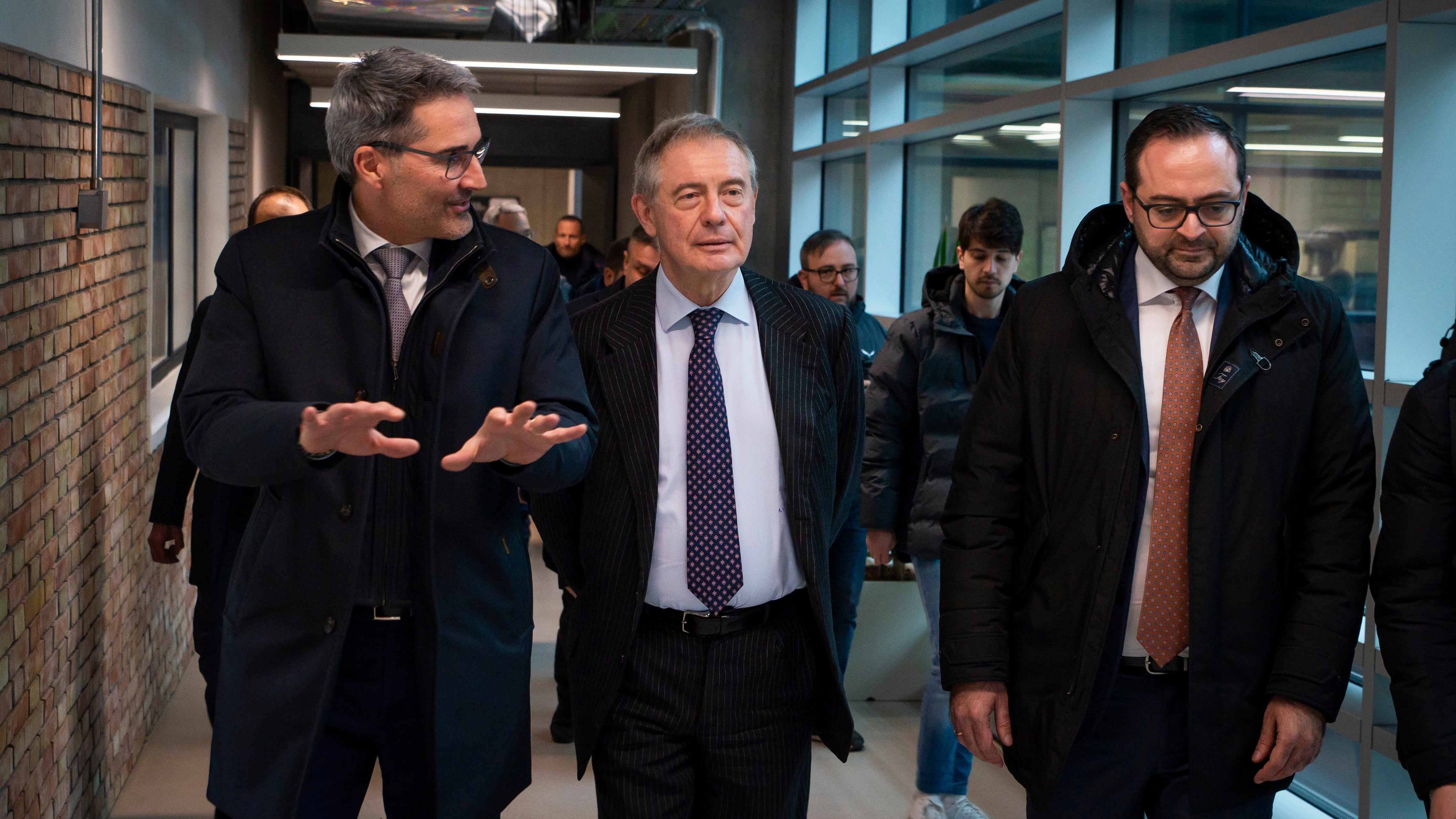 Landeshauptmann Arno Kompatscher (l.) hielt im Gespräch mit Minister Urso (Mitte) und Landesrat Galateo (r.) u.a. fest, dass das duale Ausbildungsmodell eine wichtige Säule für Südtirols Arbeitswelt sei. (Foto: LPA/Fabio Brucculeri)