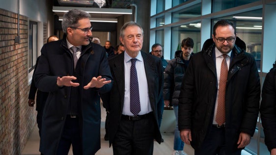 Da sinistra il presidente della Provincia autonoma di Bolzano, Arno Kompatscher, il ministro Urso e Marco Galateo, assessore provinciale all’istruzione e cultura italiana, commercio e servizi, artigianato e industria e vicepresidente della Provincia. (Foto: ASP/Fabio Brucculeri)