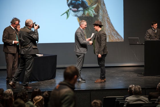 Kurz davor, die ersten Schritte ins Weidwerk zu tun: Forstwirtschaftslandesrat Luis Walcher hat die Urkunden überreicht, die die bestandene Jägerprüfung bestätigen. (Foto: LPA/Bernhard Aichner)