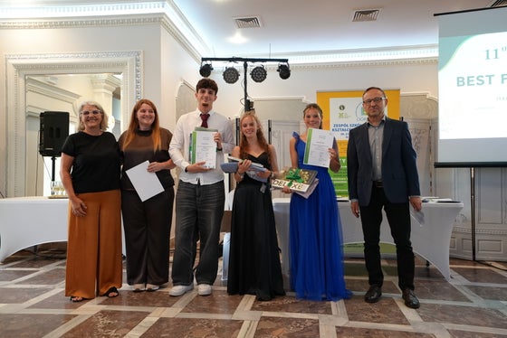 Andrea Schulz (presidente dell’European Horticulture Teachers), Mattea Wurzer (insegnante di orticoltura e responsabile del gruppo), Damian Wierer, Valeria Scrinzi, Alexandra Pöhl, Stanisław Pięta (direttore). (Foto: USP/Scuola professionale Laimburg)
