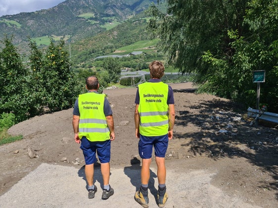 Arbeiter der Wildbachverbauung begutachten die Schäden im Unterlauf des Lahnbaches. (Foto: LPA/Landesamt für Wildbach- und Lawinenverbauung West)