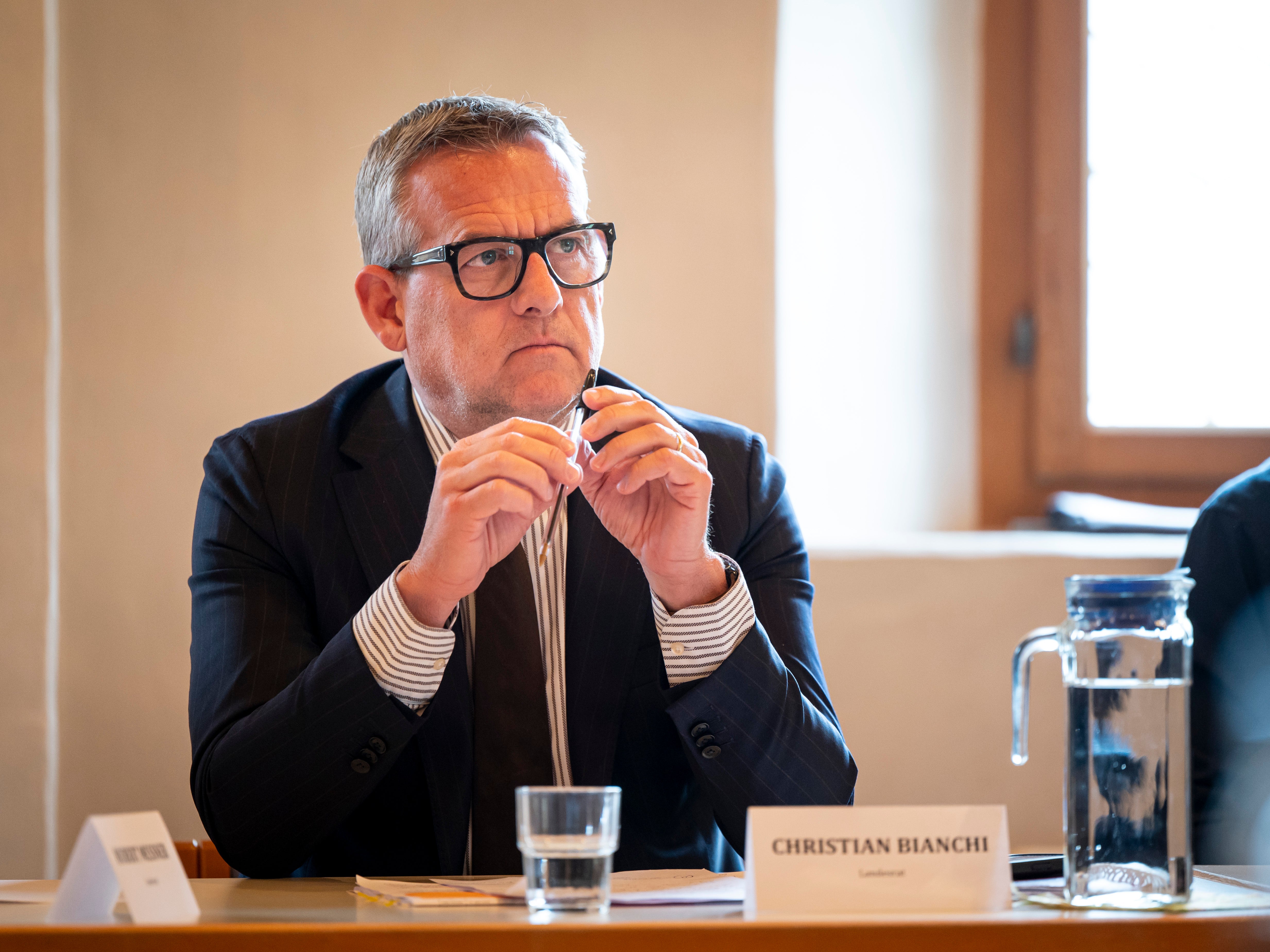 In der außerordentlichen Sitzung der Landesregierung auf Schloss Goldrain informierte Hochbau- und Vermögenslandesrat Christian Bianchi über Projekte im Vinschgau, darunter die Aufwertung der Festung Gomagoi und die Neugestaltung des Areals beim Kirchturm im Reschensee. (Foto: LPA/Fabio Brucculeri)