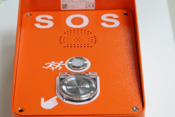 Im Notfall sofort verbunden: Südtirols neue Notruftaster, Dieser ermöglicht es, auch bei Ausfall des Strom- beziehungsweise Telefonnetzes Hilfe anzufordern. (Foto: LPA/Maja Clara)