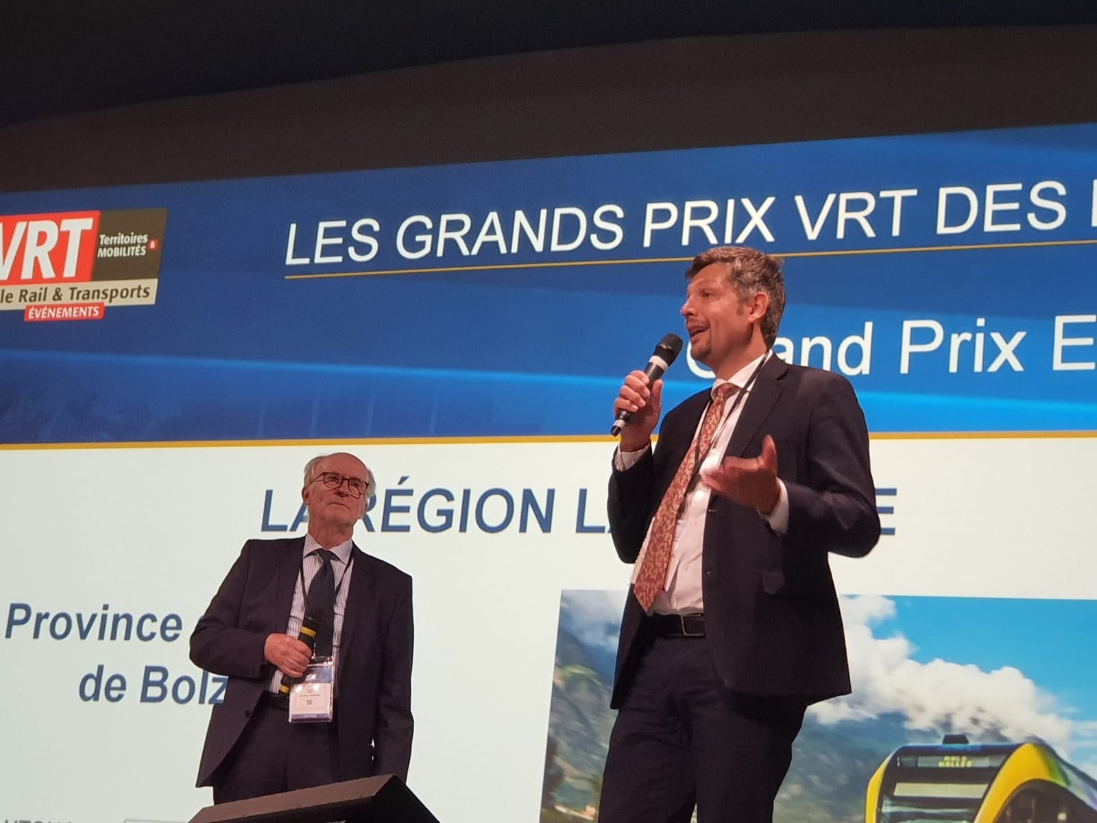 Südtirol setzt weiter auf nutzerfreundliche, saubere und smarte Mobilität, betonte Landesrat Daniel Alfreider, der in Paris für das Land Südtirol den Mobilitätspreis der Regionen des führenden französischen Mobilitätsmagazins VRT für die Vinschger Bahn entgegennehmen durfte. (Foto: LPA)