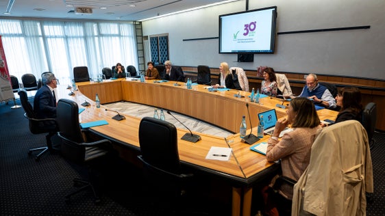 Il 27 aprile la Consulta provinciale per la tutela dei consumatori ha preso atto della relazione di attività 2025 del CTCU. Il presidente della Consulta provinciale è il presidente della Provincia Arno Kompatscher (a sinistra). (Foto: USP/Fabio Brucculeri)