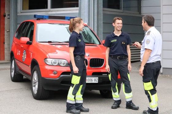 Il vice comandante dei vigili del fuoco del Corpo permanente di Bolzano, Andrea Lazzarotto (nella foto a destra), con i nuovi ufficiali Lisa Kuppelwieser e Yannik Mair. (Foto: USP/Maja Clara)