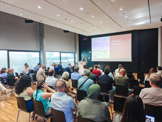 "Unser Ziel als Agentur für das digitale Südtirol ist es, transversale Dienste, die dem neuesten Stand der Technik entsprechen, für die gesamte öffentliche Verwaltung anzubieten. Damit schaffen wir Synergien, bringen die gesamte Verwaltung auf den technologisch modernsten Stand und garantieren Sicherheit", betonte Josef T. Hofer, der Direktor der ADAS und der Abteilung Informatik beim jüngsten Forum Digital in der EURAC. (Foto: LPA/Ursula Pirchstaller)