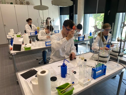 Alexander Giuliani vom Realgymnasium Bozen bei den vorgegebenen Versuchen des österreichischen Bundeswettbewerbs der Chemieolympiade. (Foto: LPA/Roswitha Maurer)