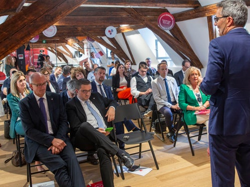 La folta platea politica durante la giornata tenutasi a Casa della Bolzano a Bolzano. Erano presenti i presidenti dei Parlamenti di Tirolo, Sonja Ledl-Rossmann, e Alto Adige, Rita Mattei, il presidente del Consiglio provinciale di Trento, Walter Kaswalder, nonché i membri dell'assemblea dell'Euregio, il consigliere provinciale Daniel Alfreider e il consigliere provinciale Sven Knoll. (Foto: ASP/Fabio Brucculeri)  