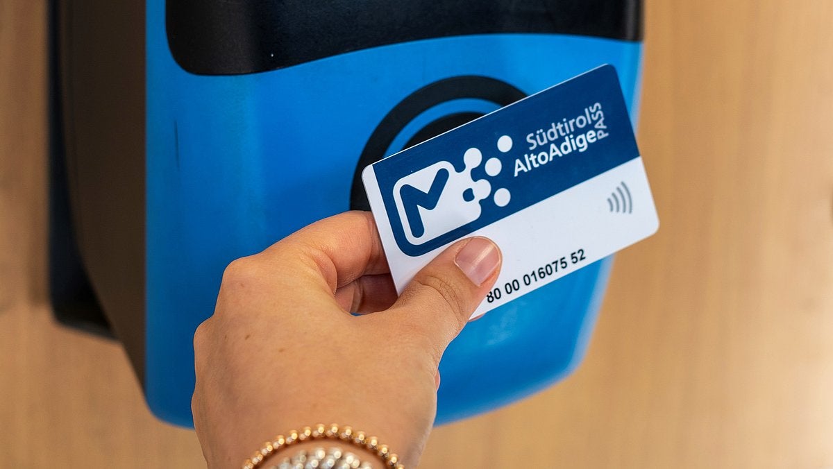 Circa 500 dei 700 autobus sono ora dotati del nuovo sistema di ticketing e di informazione e nelle prossime settimane saranno installate anche nuove biglietterie automatiche nelle stazioni. (Foto: Sta)