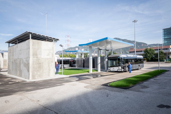 La società in house della Provincia di Bolzano sasa progetta di costruire due stazioni di rifornimento di idrogeno, una a Bolzano e una a Merano. A Bolzano la nuova stazione si aggiungerà a quella già esistente nel deposito dell’azienda (Foto: sasa/Armin Huber)