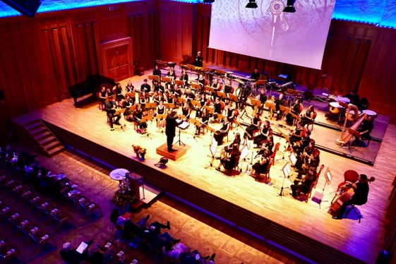 Das Holzblasorchester HoBla-O unter der Leitung von Walter Ratzek übernahm die musikalische Umrahmung der Eröffnungsveranstaltung. (Foto: LPA/Landesdirektion Deutsche und ladinische Musikschule)