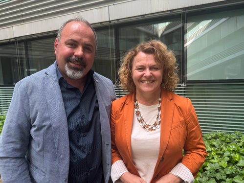 Soziallandesrätin und Beiratsvorsitzende Rosmarie Pamer mit dem stellvertretenden Vorsitzenden Erjon Zeqo. (Foto: LPA/Simone Treibenreif)