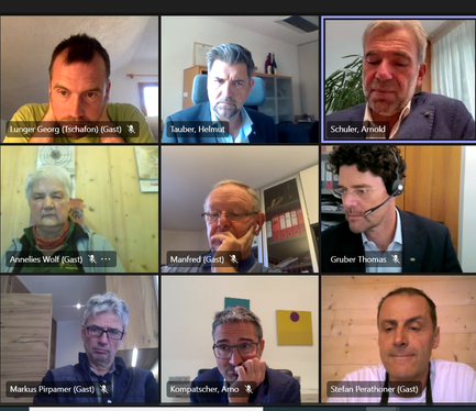 Ein Anliegen der privaten Schutzhüttenbetreiber in der Online-Aussprache mit LH Kompatscher (unten Mitte) und LR Schuler (oben r.) war der sogenannte Werksverkehr auf Materialseilbahnen. (Foto: LPA)