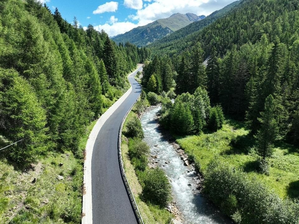 Nella foto, la strada ristrutturata due settimane fa a Vallelunga. (Foto: USP/Dipartimento Infrastrutture e Mobilità)