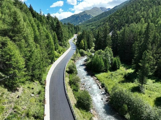 Nella foto, la strada ristrutturata due settimane fa a Vallelunga. (Foto: USP/Dipartimento Infrastrutture e Mobilità)