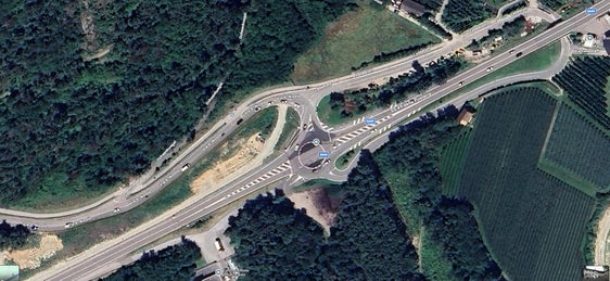 L'attuale incrocio allo snodo Ladestatt nei pressi di Naz-Sciaves. (Fonte: USP/Dipartimento Infrastrutture e Mobilità/Google Maps)