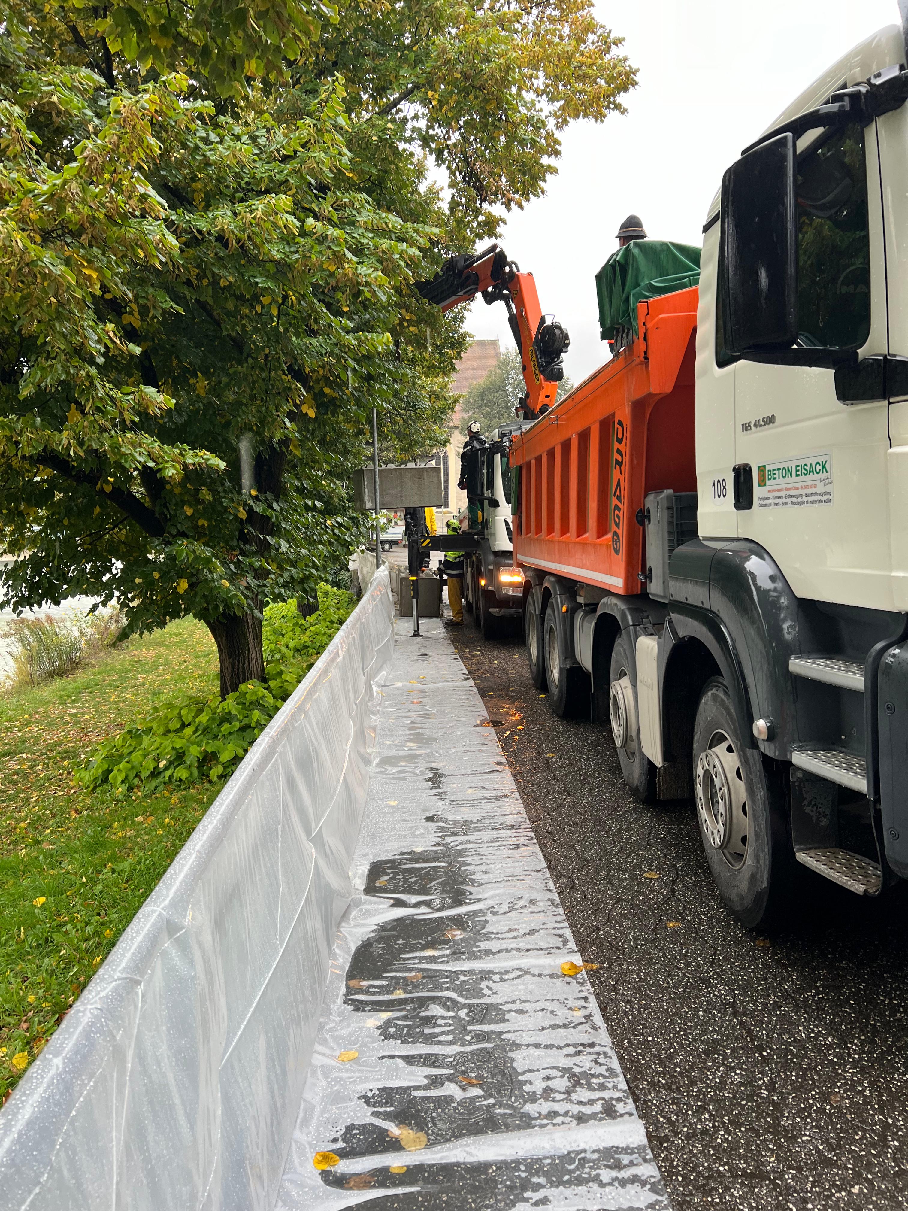 Am heutigen Nachmittag hat die Wildbachverbauung angesichts des bevorstehenden Anstiegs des Pegels mobile Hochwasserschutzelemente - aufgrund ihres Aussehens Lego genannt - entlang des Eisacks in Klausen aufgestellt. (Foto: LPA/Agentur für Bevölkerungsschutz/Landesamt für Wildbach- und Lawinenverbauung Nord/Patrick Lanthaler)