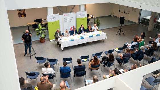 In occasione della presentazione della nuova hotlinea sanitaria 116117 all’Ospedale provinciale di Bolzano (da sinistra a destra): il direttore sanitario Josef Widmann, la direttrice tecnico-assistenziale Marianne Siller, l’assessore provinciale alla Prevenzione sanitaria e Salute Hubert Messner, il direttore generale dell'Azienda Sanitaria Christian Kofler, la dirigente tecnico-assistenziale Astrid Santoni e il coordinatore Alessio Zancanaro. (Foto: USP/Fabio Brucculeri)
