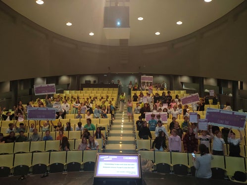 Sieben Klassen aus dem Trentino, Südtirol und Tirol durften sich über Schecks über 500 Euro freuen. (Foto: Euregio)