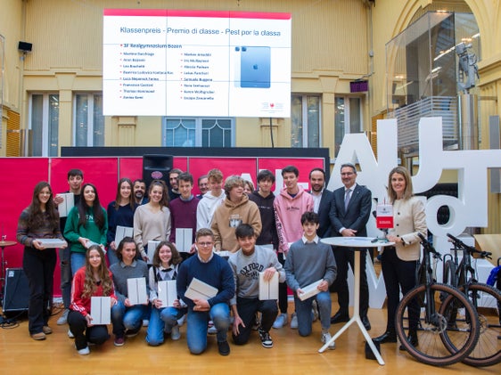 Der Klassenpreis des Ratespiels "Kennst du deine Heimat?", um den sich insgesamt 116 Klassen beworben haben, sicherte sich die 3D des Realgymnasiums Bozen, im Bild mit (v.r.) der Direktorin der Landesagentur für Presse und Kommunikation, Claudia Messner, Landeshauptmann Arno Kompatscher und Landesrat Philipp Achammer (Foto: LPA/Fabio Brucculeri)
