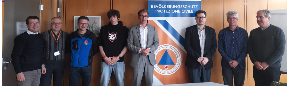 Grenzüberschreitender Austausch: (v.l.) der Direktor des Landesamtes für Zivilschutz Günther Walcher, Direktionsassistent Harald Pircher, Landesfunkdienst-Koordinator Markus Rauch, Philip Ranigler vom Landesfunkdienst, Direktor Klaus Unterweger, Ramon Egli und Nikolaus Horn von GeoSphere Austria, der stellvertretende Direktor des Landesamtes für Geologie und Baustoffprüfung Claudio Carraro. (Foto: LPA/Maja Clara)