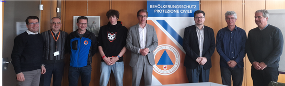 Grenzüberschreitender Austausch: (v.l.) der Direktor des Landesamtes für Zivilschutz Günther Walcher, Direktionsassistent Harald Pircher, Landesfunkdienst-Koordinator Markus Rauch, Philip Ranigler vom Landesfunkdienst, Direktor Klaus Unterweger, Ramon Egli und Nikolaus Horn von GeoSphere Austria, der stellvertretende Direktor des Landesamtes für Geologie und Baustoffprüfung Claudio Carraro. (Foto: LPA/Maja Clara)