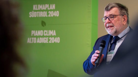 Gottfried Tappeiner von der Fakultät für Volkswirtschaft und Statistik der Universität Innsbruck erinnerte an die Zielsetzung des Klimaplans Südtirol 2040: Südtirol bis zum Jahr 2040 klimaneutral zu machen, darauf zielt der Klimaplan ab. Das Zwischenziel sind minus 55 Prozent bis zum Jahr 2030. (Foto: LPA/Fabio Brucculeri)