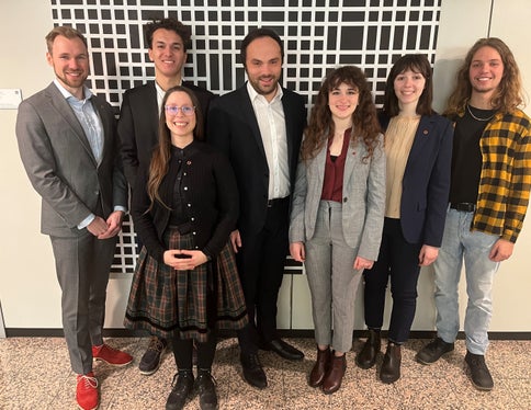 La nuova presidente di sh.asus Ariane Benedikter e il suo vice Alexander von Walther insieme ai membri del direttivo durante la loro visita inaugurale all'assessore provinciale Philipp Achammer. L'argomento di discussione è stato la reintroduzione delle borse di studio per il merito. (ASP/René Ploner)