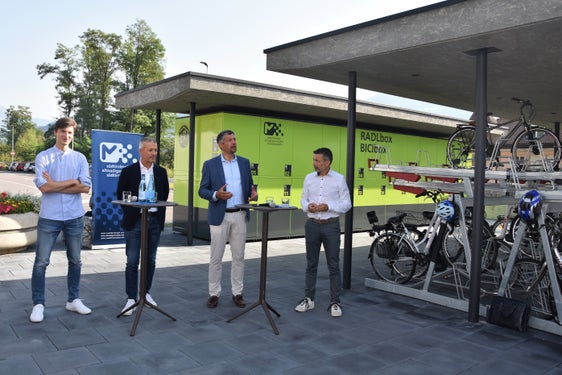Inbetriebnahme der Radboxen im Mobilitätszentrum Brixen: (v.l.) Alessandro Xausa, Bürgermeister Peter Brunner, Mobilitätslanderat Daniel Alfreider und Sta-Generaldirektor Joachim Dejaco erklären wie das sichere Abstellen der Fahrräder funktioniert. (Foto: LPA/Angelika Schrott)